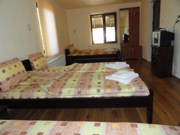 Фото номера Четырехместный номер Гостевой дом Guest House Relax г. Dŭbravka 3